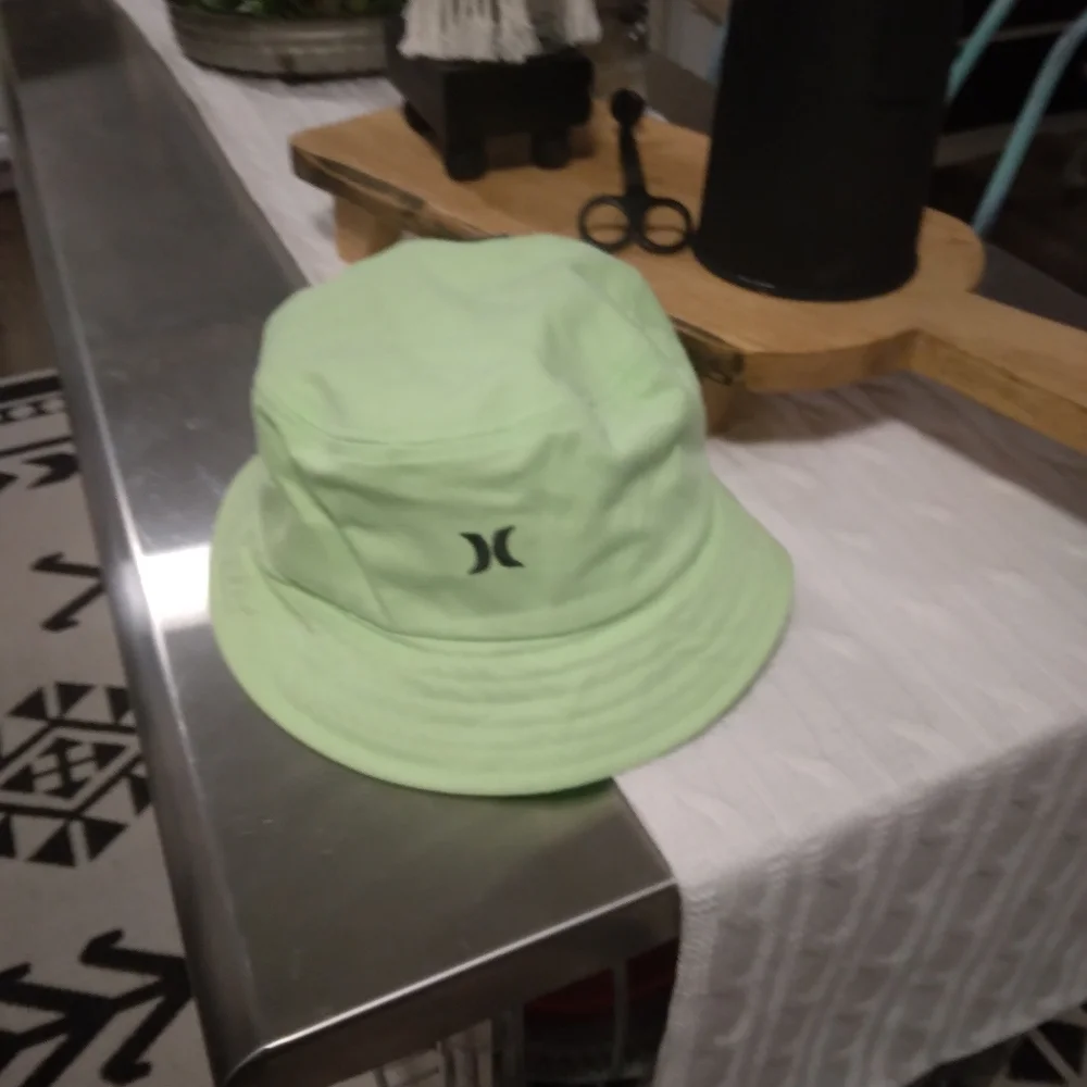 Women's Hurley Bucket Hat NWT!!!!!!!!!!!!!! Retails $28